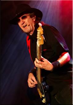 Ein Bild, das Person, Mann, haltend, drinnen enthlt.

Automatisch generierte Beschreibung